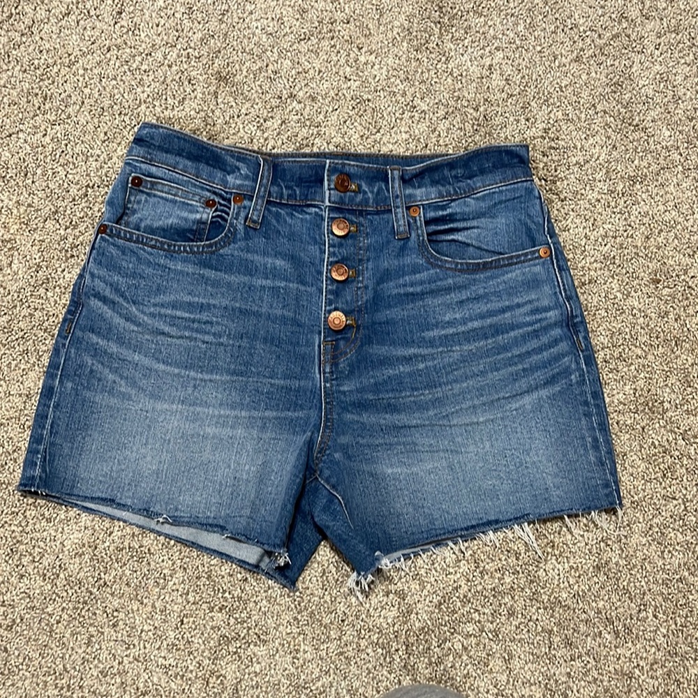 Women’s madewell button up high rise denim shorts. Size 27. Light wash
Inseam 4”